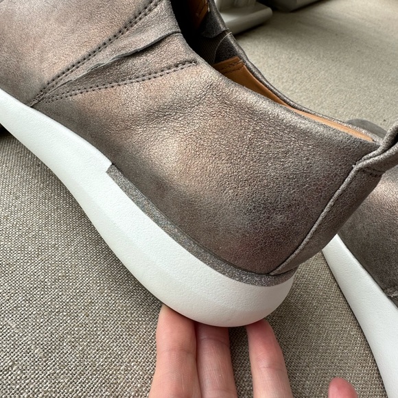 Johnston & Murphy Gold Metallic Suede Wedge Slip-on’s, Size 9 - Picture 7 of 9